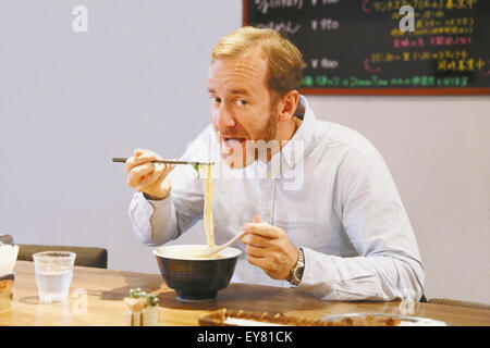 Kaukasischen Mann mit Bart Essen Ramen-Nudeln Stockfoto