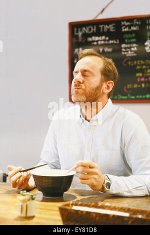Kaukasischen Mann mit Bart Essen Ramen-Nudeln Stockfoto