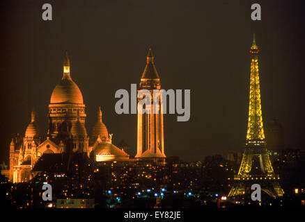 Sacre-Coeur und Eiffelturm Paris Skyline bei Nacht Stockfoto