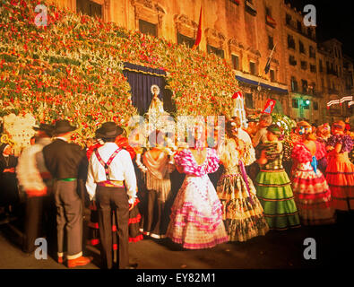 Das jährliche Festival von San Juan in der Nacht im Juni auf der Plaza del Ayuntamiento (Stadtplatz) in Alicante, Spanien Stockfoto