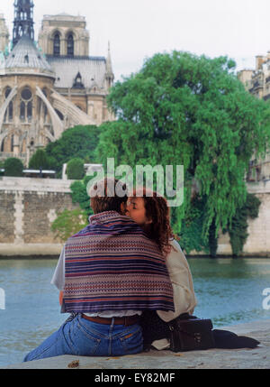 Paar Küssen auf der Ile St Louis am Ufer gegenüber von Notre-Dame in Paris Stockfoto