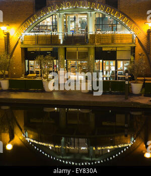 Nachtszene Zeit am Brindley Place in Birminghams Kanalnetz Stockfoto