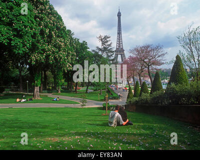 Paar auf Rasen im Trocadero sitzen in der Nähe von Palais de Chaillot in Paris mit Eiffelturm Stockfoto