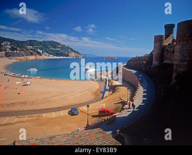 Tossa de Mar mit langen Sandstrand und Schloss in der Provinz Girona in Spanien Stockfoto