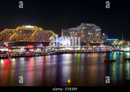 Nachtaufnahme von Darling Harbour, angrenzend an das Stadtzentrum von Sydney und auch einen entspannenden Platz in Sydney zentraler Geschäft d Stockfoto