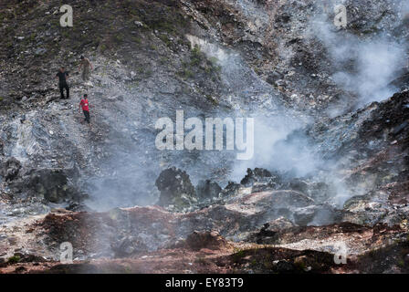 Besucher können sich auf dem Fumarole Field im Bukit Kasih, einem beliebten Touristenziel in Minahasa, North Sulawesi, Indonesien, erholen. Stockfoto