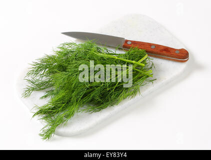 Zweige frischer Dillunkraut auf Schneidebrett Stockfoto