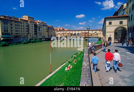 Passanten in der Nähe von den Uffizien entlang des Flusses Arno in Florenz Stockfoto