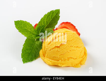 Kugel gelb Eis - Studio gedreht Stockfoto