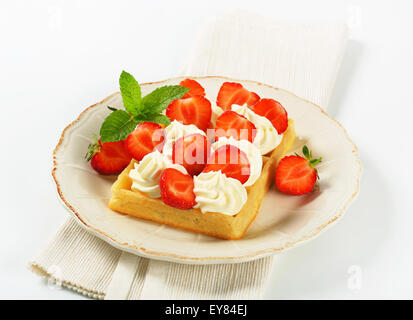 Belgische Waffel mit geschlagener Sahne und frischen Erdbeeren Stockfoto