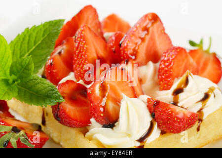 Belgische Waffel mit geschlagener Sahne und frischen Erdbeeren Stockfoto