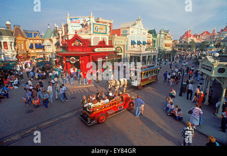 Euro Disneyland oder Eurodisney im Euro Disney Resort in der Nähe von Paris mit Main Street Touristen und Geschäfte und Bus im Abendlicht Stockfoto