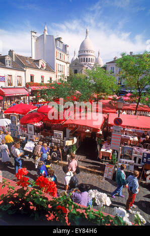 Kunstwerk, Künstler, Cafés, Geschäften und Touristen am Place du Tertre mit Sacre-Coeur in Montmartre in Paris Stockfoto