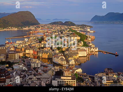 Dorf von Ålesund bei Sonnenaufgang an der norwegischen Küste Stockfoto