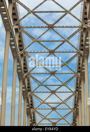 Stahlbrücke Waalbrug in Nijmegen, Niederlande Stockfoto