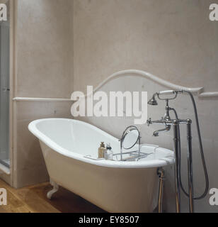 alte Badewanne in der klassischen Badezimmer mit Holzboden Stockfoto