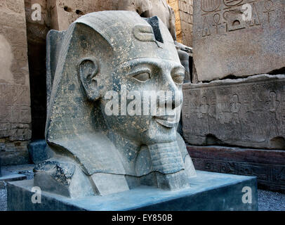 Luxor, Ägypten. Luxor-Tempel: der große Kopf des Pharao Ramses II. der große (1303-1212 v. Chr.) Stockfoto