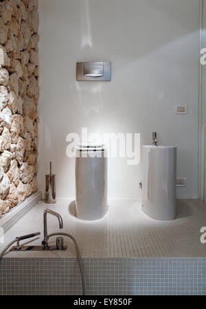 Detail der Sanitärkeramik in das moderne Badezimmer, dessen Boden mit Mosaik im Vordergrund den Wasserhahn der Badewanne beschichtet ist Stockfoto