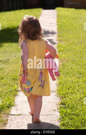 Kaukasische kleine Mädchen nackten Oberkörper lächelnd Stockfotografie