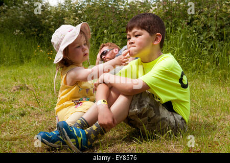 Kleines Mädchen jungen Gesicht Sonnencreme aufsetzen Stockfoto