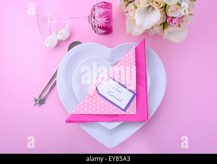 Moderne Hochzeit Tisch Gedeck mit Herz Form Platten auf rosa Tabellenhintergrund. Stockfoto