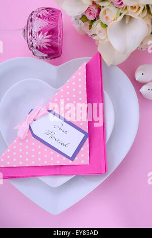 Moderne Hochzeit Tisch Gedeck mit Herz Form Platten auf rosa Tabellenhintergrund. Stockfoto