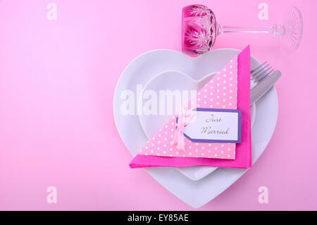 Moderne Hochzeit Tisch Gedeck mit Herz Form Platten auf rosa Tabellenhintergrund. Stockfoto