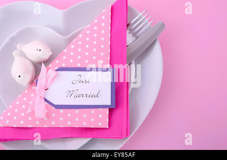 Moderne Hochzeit Tisch Gedeck mit Herz Form Platten auf rosa Tabellenhintergrund. Stockfoto