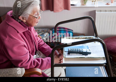 Ältere Frau mit Brille schauen nachdenklich Nahaufnahme Stockfoto