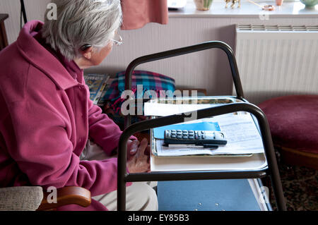 Nahaufnahme der älteren Frau, nachdenklich Stockfoto