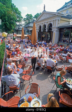 Touristen im Sommer und Aktivitäten rund um Outdoor-Bürgersteig Restaurants in der Nähe von South Hafen in Helsinki, Finnland Stockfoto