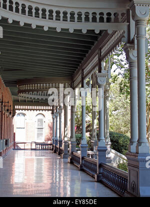 Ein Gehweg, viktorianischen Architektur präsentiert schimmert im reflektierten Licht an der Henry-Museum in Tampa, FL Stockfoto