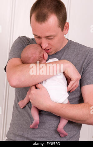 Vater sein neugeborenes Mädchen kuscheln Stockfoto