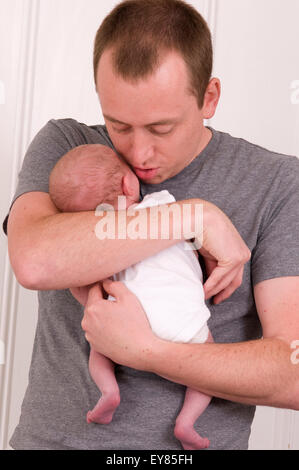 Vater sein neugeborenes Mädchen kuscheln Stockfoto