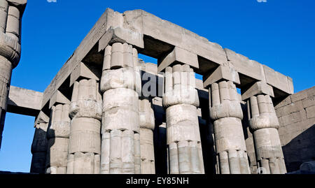 Luxor, Ägypten. Tempel von Luxor: Spalten als geschlossene Papyrus Blume Stockfoto