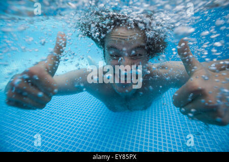 Unterwasser Mann im Schwimmbad. Stockfoto