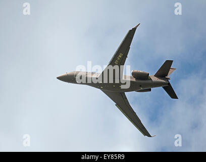 Dassault Falcon 7 X (OY-FWO) verlassen Inverness Airport Highland Schottland. SCO 10.004. Stockfoto