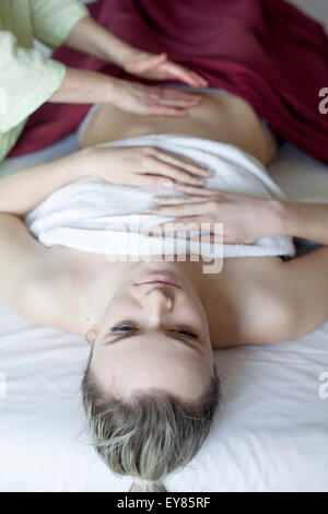 Junge Frau mit massage Stockfoto