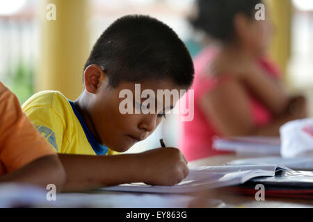 Schüler seine Hausaufgaben, Puerto Maldonado, Departement Madre De Dios, Peru Stockfoto