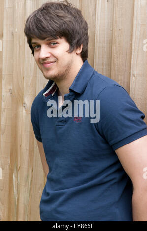 Porträt eines jungen Mannes lächelnd Stockfoto