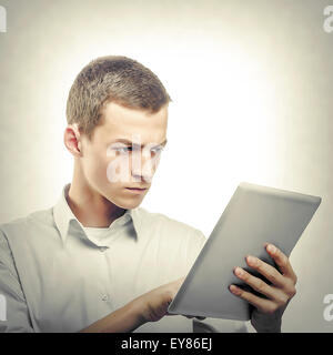 Junger Mann mit TabletPC Stockfoto