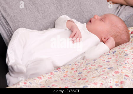 Neugeborenes Babymädchen neben ihrer Mutter schlafen hinlegen Stockfoto