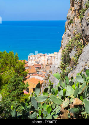 Blick von der Rocca di Cefalu Kalkfelsen in Richtung Altstadt, Cefalu, Provinz von Palermo, Sizilien, Italien Stockfoto