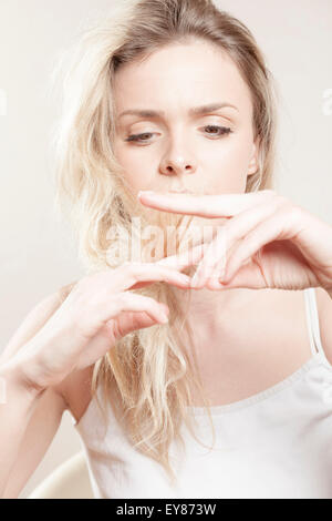 Junge Frau Prüfung Spliss Stockfoto