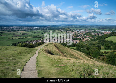 Landschaftsansicht von oben des Glastonbury Tor mit Blick auf Stadt Glastonbury in England Stockfoto