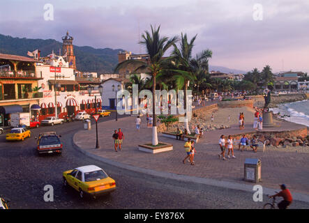 Guadalupe Church Bell Tower und Straße Bürgersteig entlang vorderen Strandstraße in Puerto Vallarta, Mexiko Stockfoto