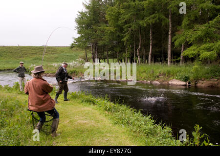 Frau angler im Reeling ein Fisch Stockfoto