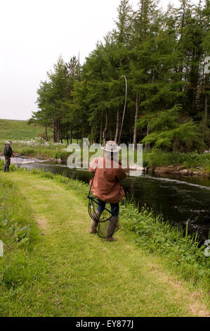 Frau angler im Reeling ein Fisch Stockfoto