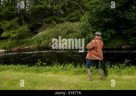 Frau angler im Reeling ein Fisch Stockfoto