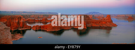 Panorama-Aufnahme des Gunsight Butte auf der Utah-Seite des Lake Powell im Glen Canyon National Recreation Area bei Sonnenuntergang Stockfoto